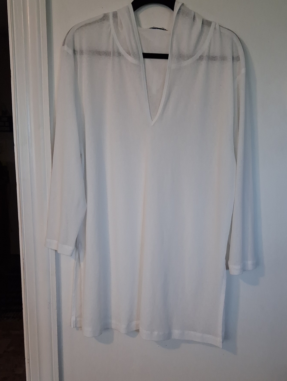 Lightweight White V-Neck Long Sleeve Tunic